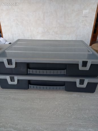 2 boîtes à compartiment pour outillage