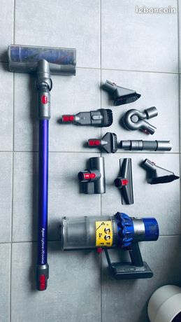 Lot dyson v10 et accessoires