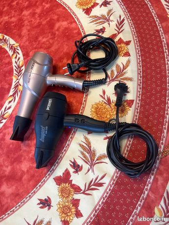 Lot indissociable de 2 sèche cheveux