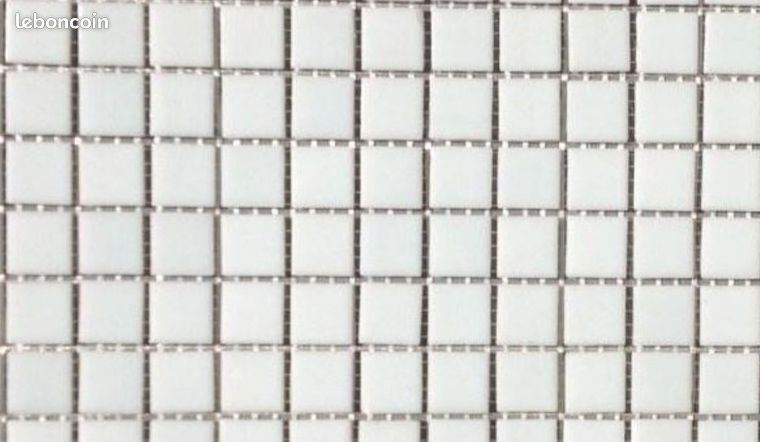 Magnifique mosaïque en pâte de verre tesselles de 20mmx20mmm. Couleur BLANC PUR Il me reste 20 plaques feuilles de 32.5x32.5cms. 225 tesselles par plaque carreau de 20mmx20mmm épaisseur 3.8mm