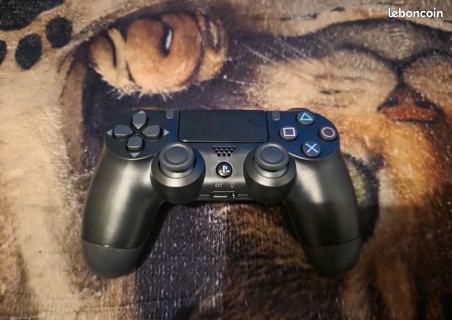 Manette de ps4 utilisée 2 ou 3 fois 30 non négociable