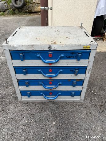 Meuble avec mallettes de rangement en metal