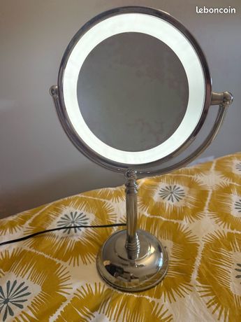 Miroir lumineux grossissant sur pied