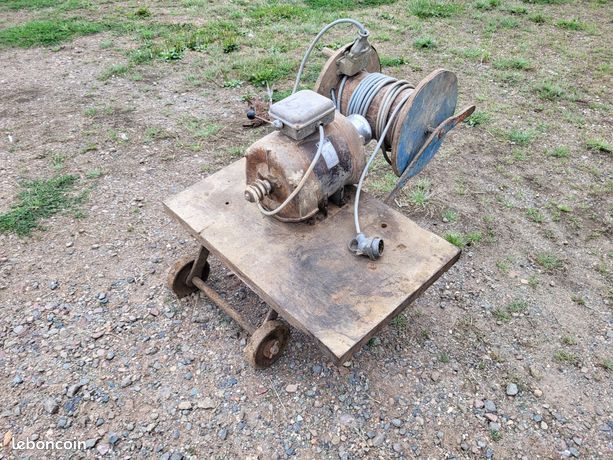 Moteur triphasé avec support de déplacement