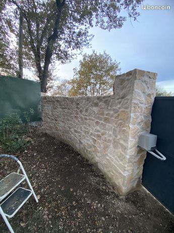 Mur en pierre sèche multicolore