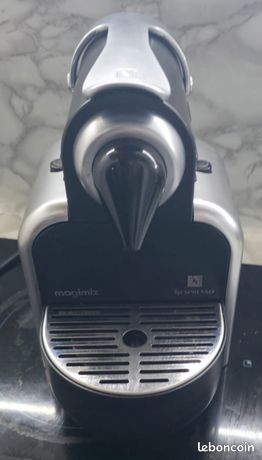 Nespresso M100 automatique avec sa melette de transport