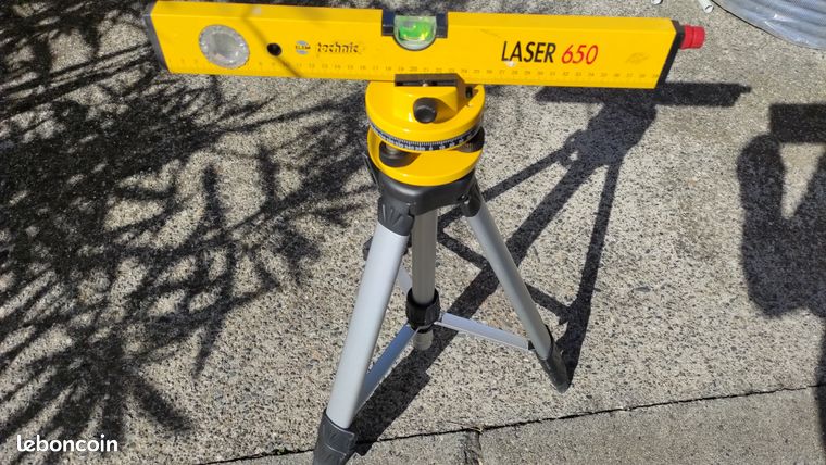 Niveau laser avec trépied