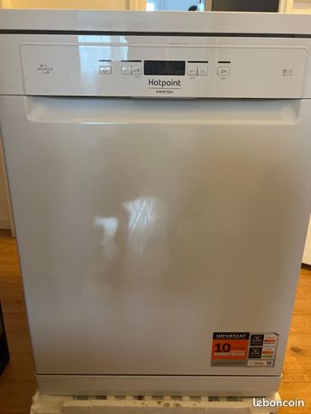 Opportunité : Lave-vaisselle Hotpoint silencieux – neuf, petit choc côté »