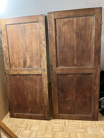 Portes dune ancienne armoire