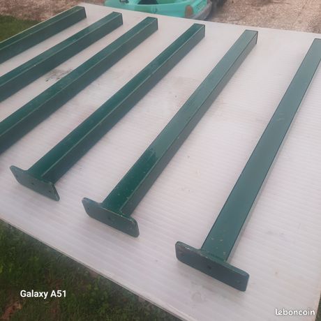 Poteaux de cloture pour grillage rigide