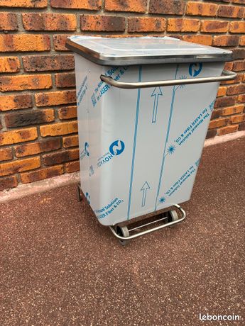 Poubelle à pédale inox 70 litres neuve