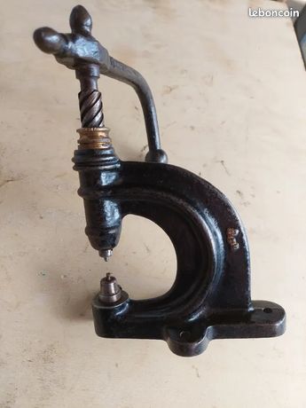Presse à riveter oeillets outil ancien bourrelier cordonnier