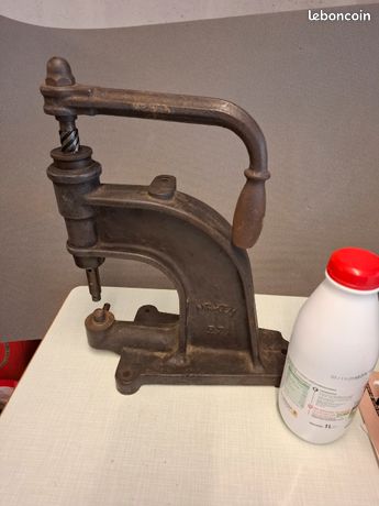 Presse à rivets
