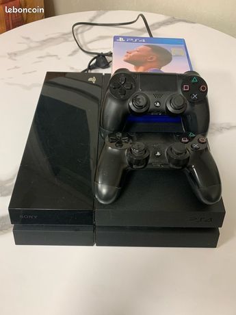 PS4 + 2 manettes + 3 jeux