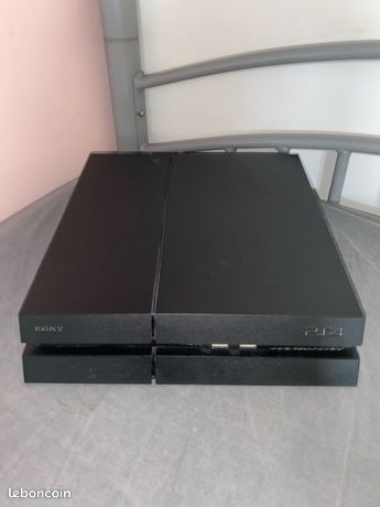 PS4 500Go avec câbles sans manette Le prix est négociable