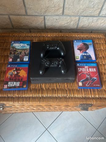 PS4 Slim + 2 manettes + 4 jeux