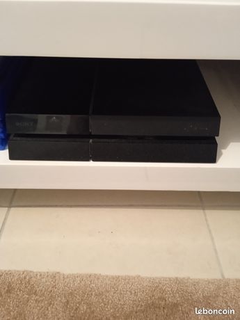 PS4 slim 500go + 2manettes + porte chargeur manettes