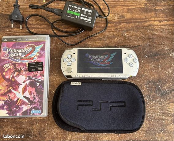 PSP 3000 Argent + Housse + Chargeur + Jeu