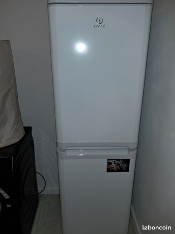 Réfrigérateur congélateur en bas Indesit CAA551