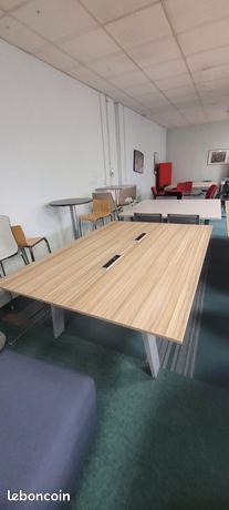 Table de réunion avec prises intégrées