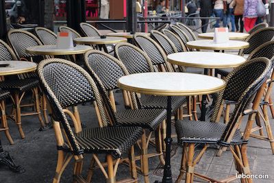 Table de terrasse de bistrot parisien Pied en fonte noir 3 branches Plateau en stratifié marbre blanc cerclage laiton mobilier professionnel CHR Table extérieure ou de jardin