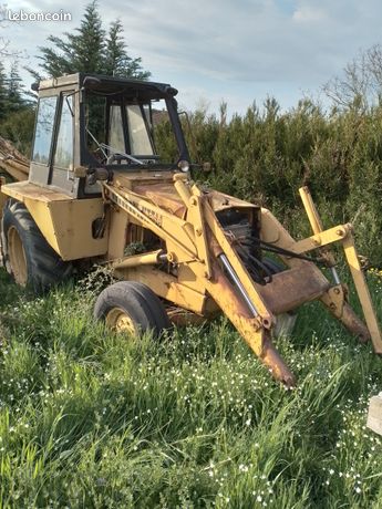 Tractopelle case