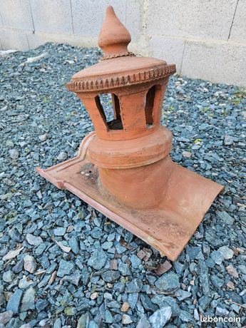 Tuile à douille de ventilation