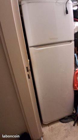 Vend réfrigérateur avec congélateur au dess6