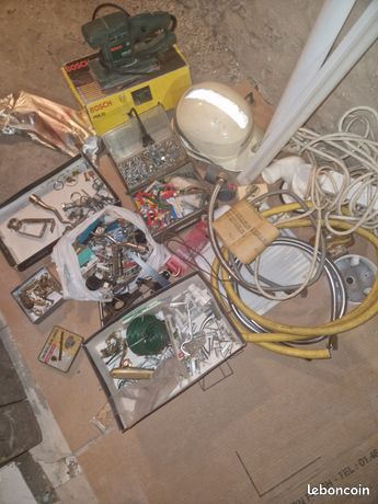 une grandes quantités de toutes sortes de quincaillerie et divers outils pour bricoleur
