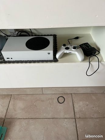 Xbox Series S + manette + station de charge