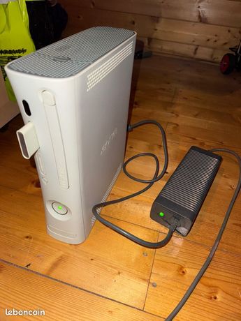 Xbox 360 + 35 jeux (halo,gears,silent hill…)+ 3 manettes + carte mémoire